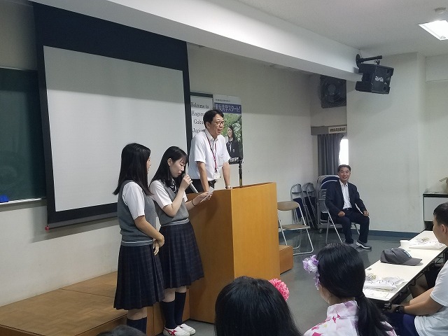 校長先生挨拶　高３生徒が韓国語で通訳